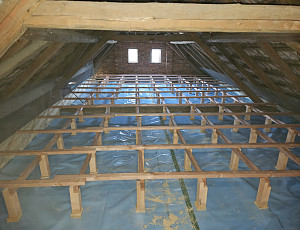 Zateplení stropu rodinného domu pomocí foukané izolace